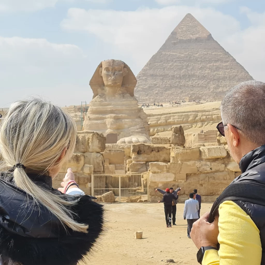 Full-day tour Giza Pyramids, Sphinx, Egyptian museum and Bazaar